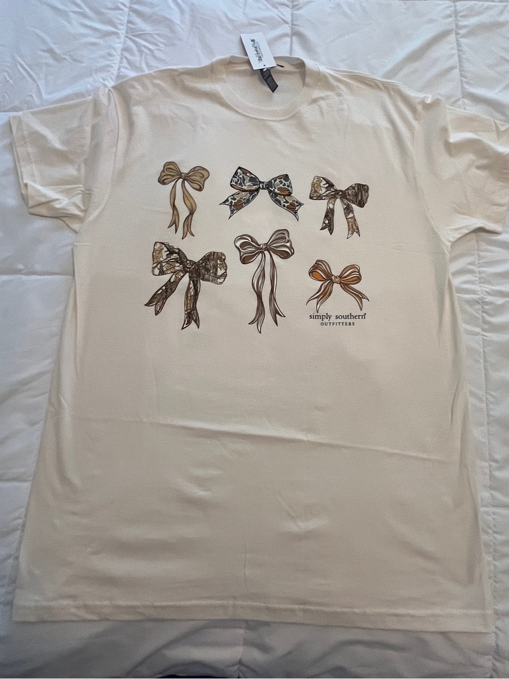 Simply Southern Cream Short-Sleeve Tee with Camo Bows. Size Large